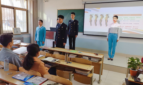 专业负责人现场指导学生_副本.jpg